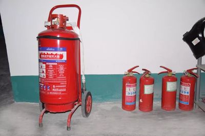 【金正物业】检修社区配电设备保冬季用电正常